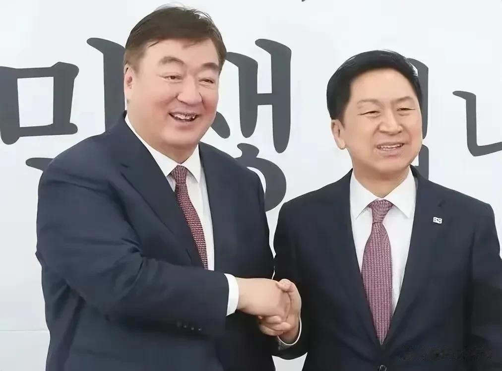 中国大使外交手段越来越放开了！绕开执政党，会见在野党！对待不友好国家就要用高招，