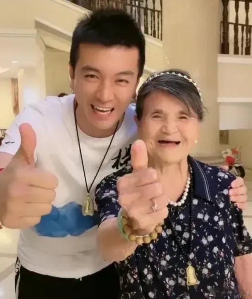 杨子在杨家的地位就和贾宝玉在贾家差不多，整天就是吃喝玩乐，为家里做不了什么贡献，