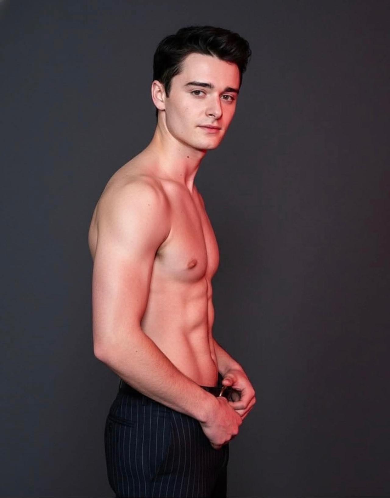 看到身材好的人，真的会忍不住感叹“身材真好啊”！之前在健身房就遇到个超厉害的小哥