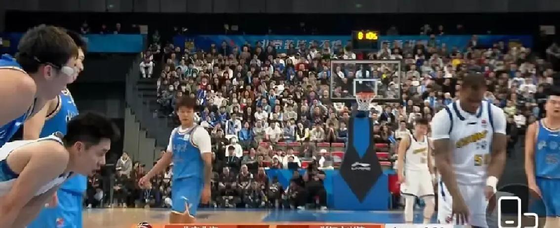 北京队被锁死只需5分钟
 
广厦一开场就派出两人贴赵睿，第三个人提前堵突破路线。