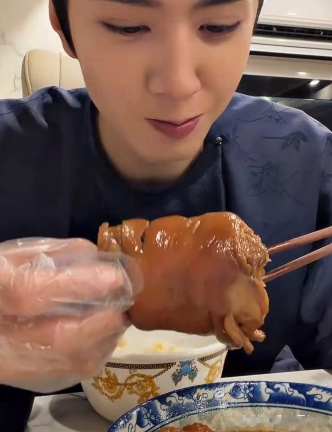 陈哲远吃猪蹄给自己吃笑了陈哲远直播吃猪蹄，本来挺正常一吃播，结果啃着啃着，这哥直