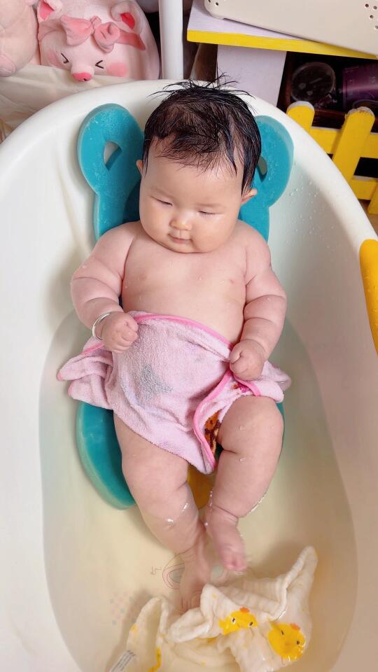 再肉肉妈妈也爱给你穿小吊带