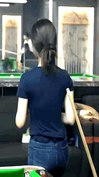 半夜两点，想打球？手机扫码，灯亮，球滚，没人管。
 
这就是无人台球厅，老板躺在