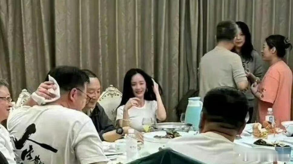 原来明星私下的饭局，都是素颜的状态 