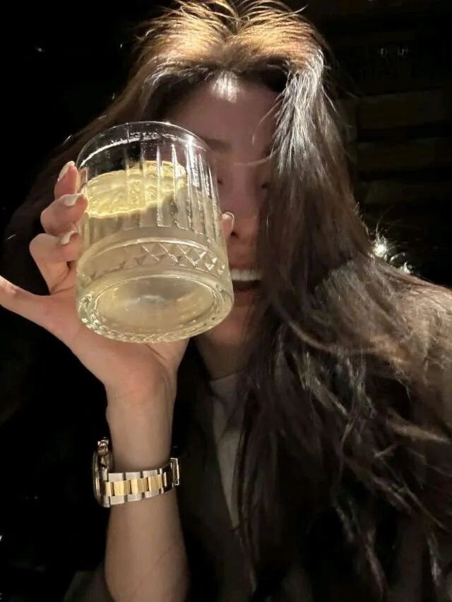 他们说喝醉了总想哭，老想去付出，可是我喝醉了老想笑，总想去尿尿。 