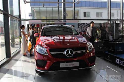 奔驰4S店加价被锤！千元罚单藏着行业猫腻？
 
深圳车主注意！奔驰一家授权4S店