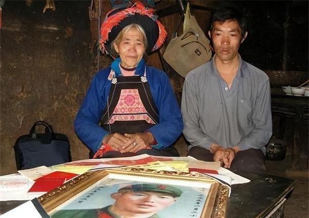她是《高山下的花环》连长梁三喜原型王发坤的遗孀！2007年，她借款2000元作路