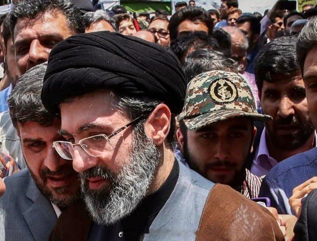 海外新鲜事 据《纽约时报》援引熟悉情况的伊朗官员称，伊朗最高领袖阿亚图拉·莫杰塔