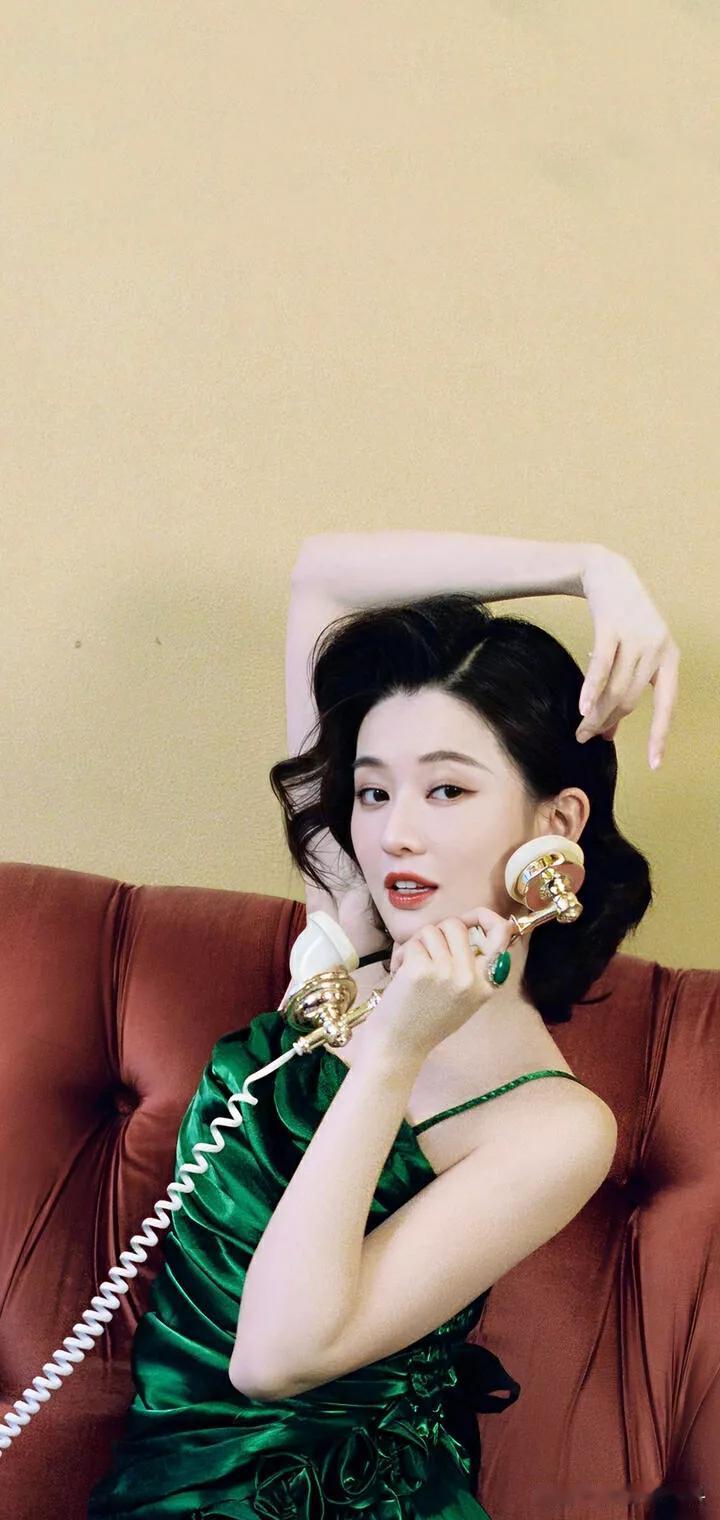 复古优雅，绿裙红唇，电话情调。📞💄👗