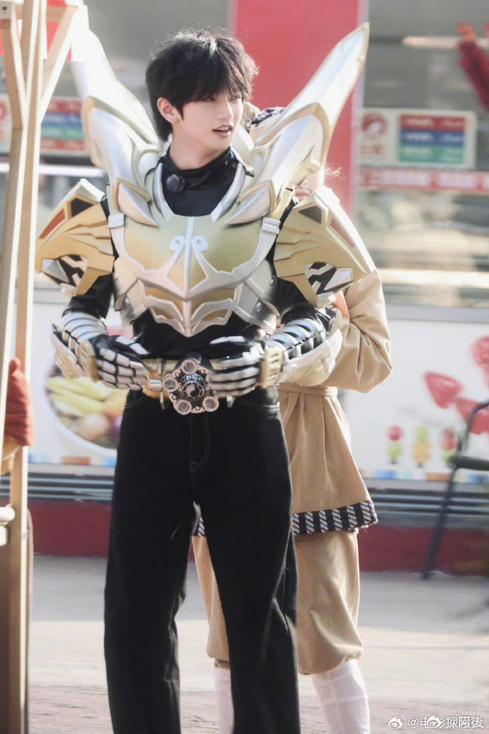 穆祉丞走到哪装备掉到哪周五晚高疯 救命！穆祉丞简直是活体装备掉落口！cos 帝皇