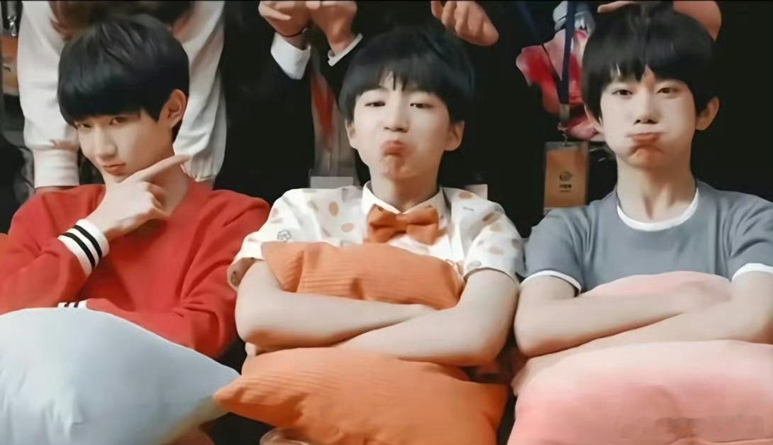 金鹰卡通发2015年的tfboys 翻出尘封的综艺影像，2015年的三个少年闪闪