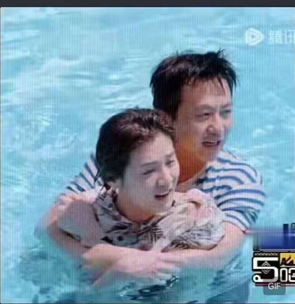 第一眼瞅见水里的人，只认出身后是邓超，瞬间纳闷：邓超明明已婚，怎么下水抱着别的女