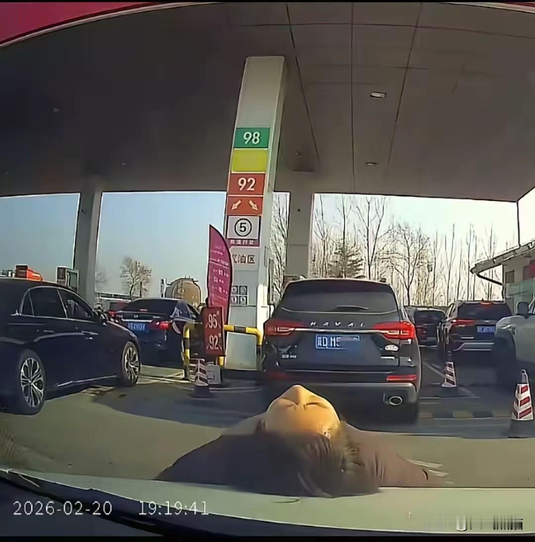 这个女子为了插队，也算是拼了命了，
在长深高速临沭服务区，由于加油车辆太多导致排