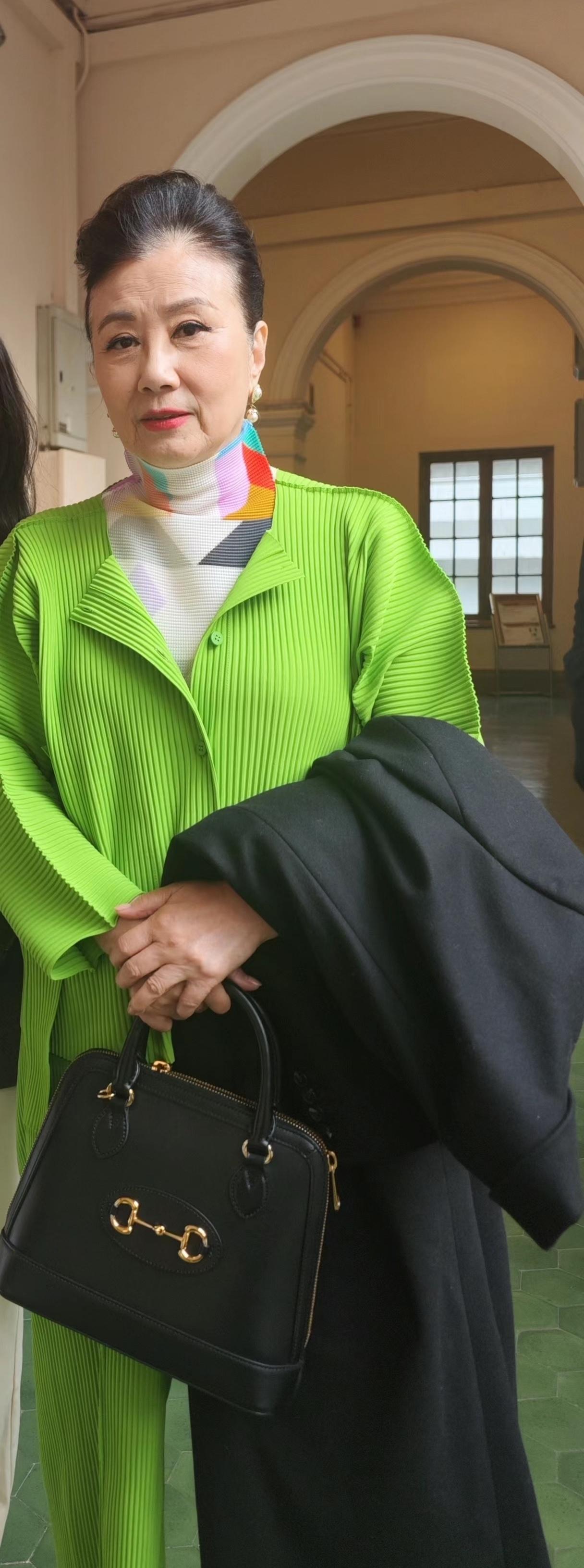 76岁汪明荃近照！这状态也太好了吧，简直光彩照人，头发乌黑浓密，皮肤白皙光滑，从