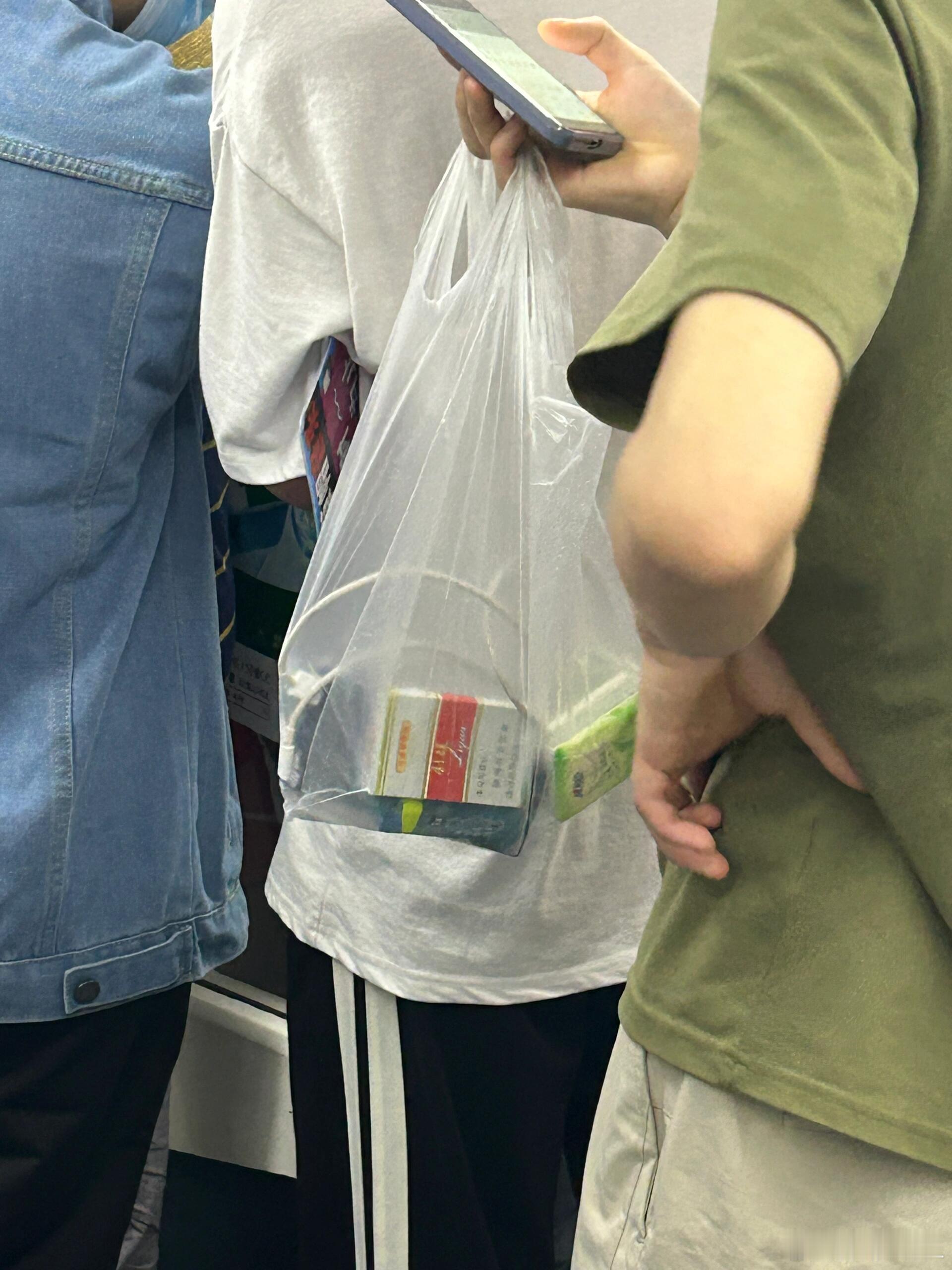 #人一旦拎着袋子上班那基本就定型了#不得不说这样的精神状态真的太超前了，而且真的