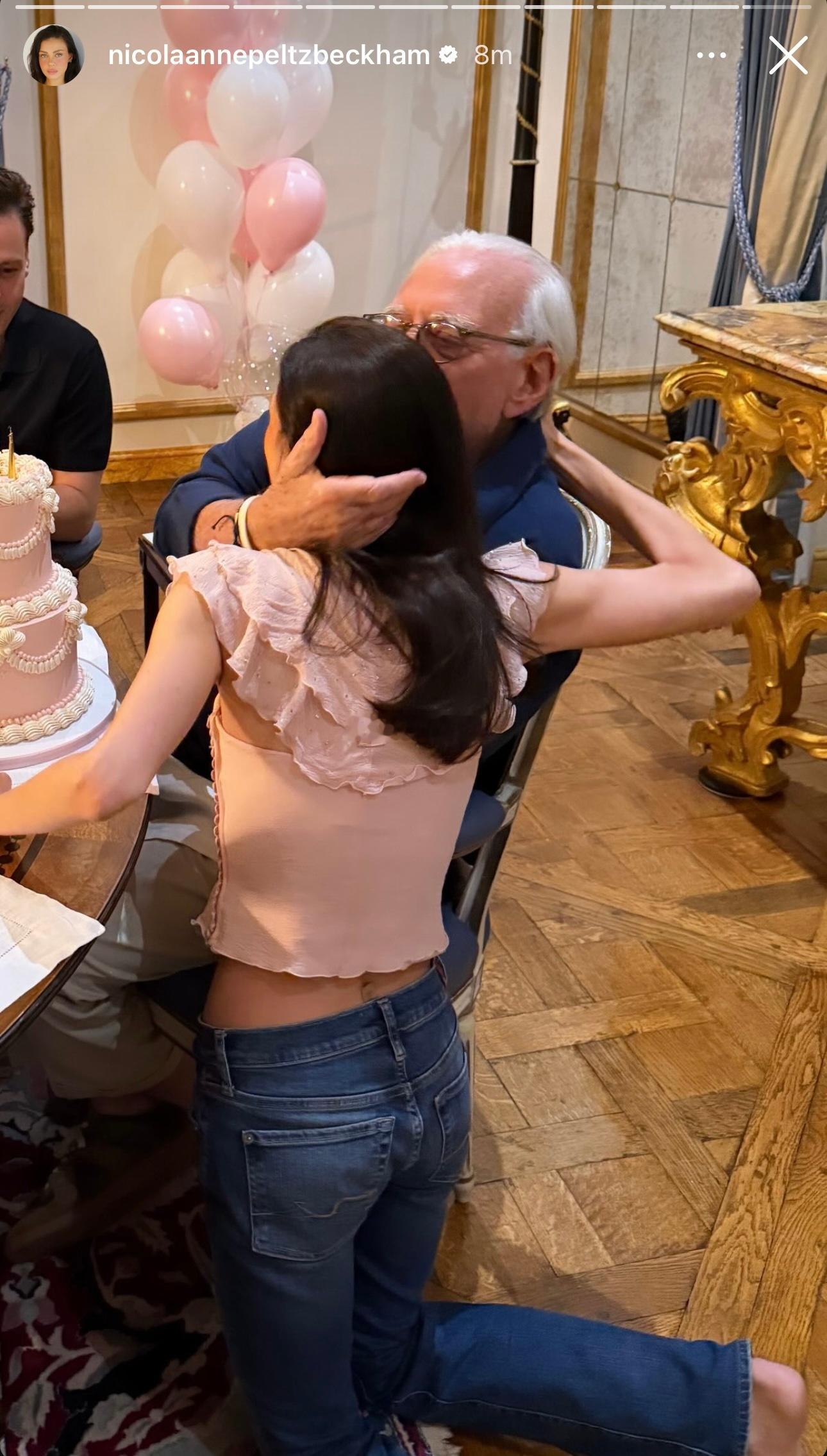 大小姐Nicola提前庆生👇（蓝色毛衣男是她四哥啦） 