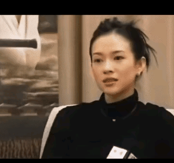 章子怡喜怒哀乐都在脸上，不知道是她不愿意掩饰还是不会掩饰。
一个公众人物，时时刻