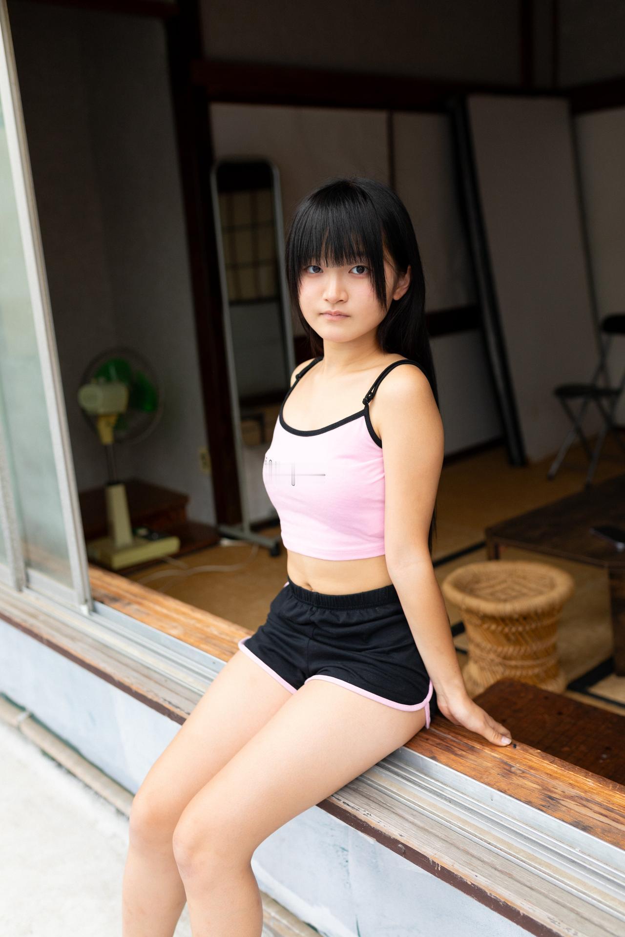 粉衫映窗影，黑发拂心弦。