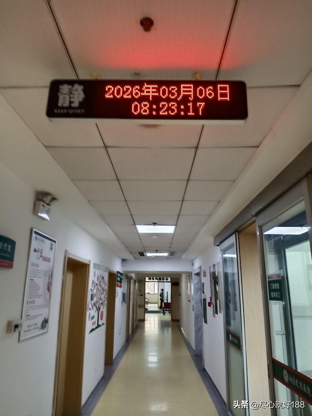 今早五点多钟的时候，伺候妈妈上完厕所，我就给妈妈准备了，用白醋，香油和蜂蜜组合的