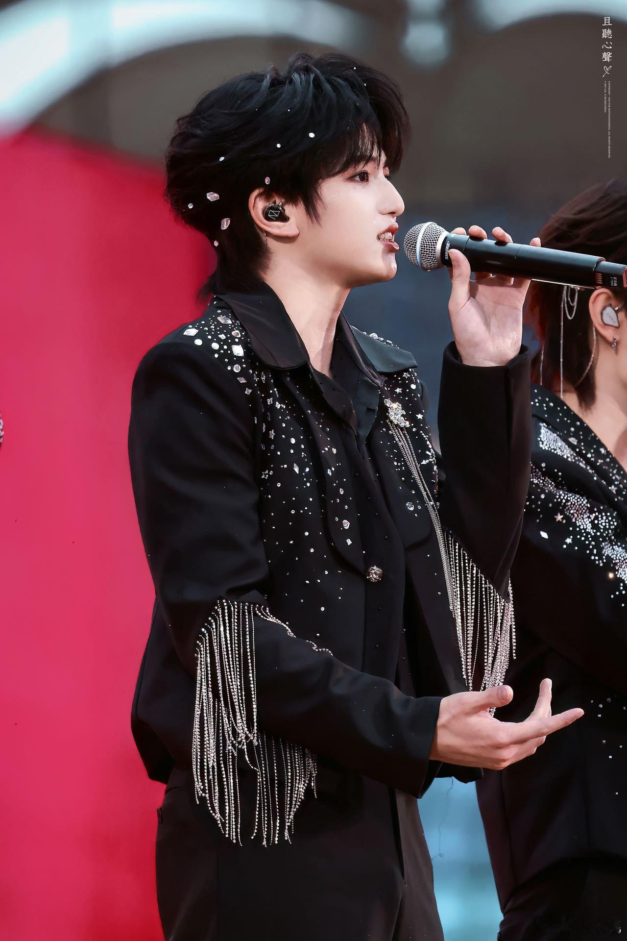 穆祉丞被礼花吓了一跳唱着歌的穆祉丞没防备，礼花冷不丁响起来，他瞬间被吓了一跳，这