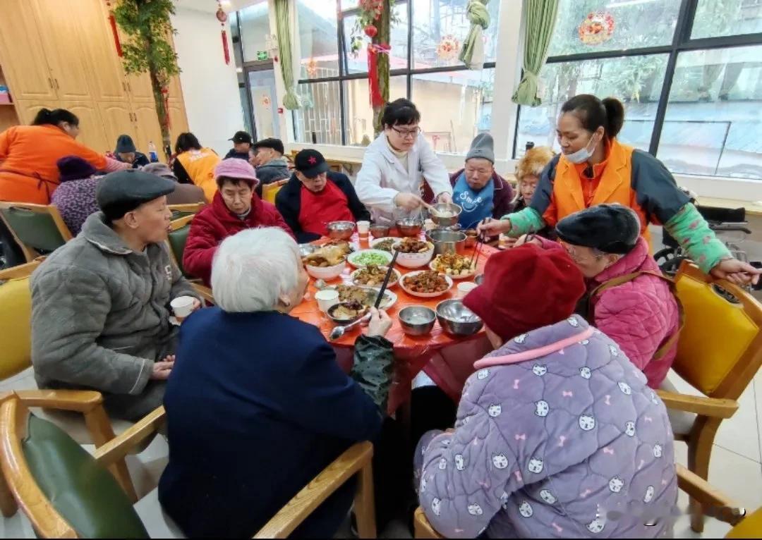 在探讨老年幸福感的来源时，儿女的陪伴与经济保障均扮演重要角色，但其重要性因人而异