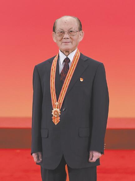 美国条件更好，带着你的孩子移民美国吧！”这是我国医学专家吴天一前往美国与家人团聚