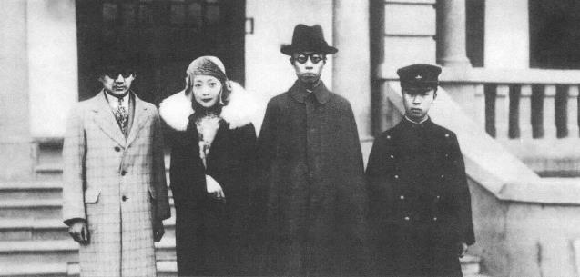 溥仪与婉容，溥杰(右一)、润麒(左一，溥杰的三妹夫)的早年留影。
