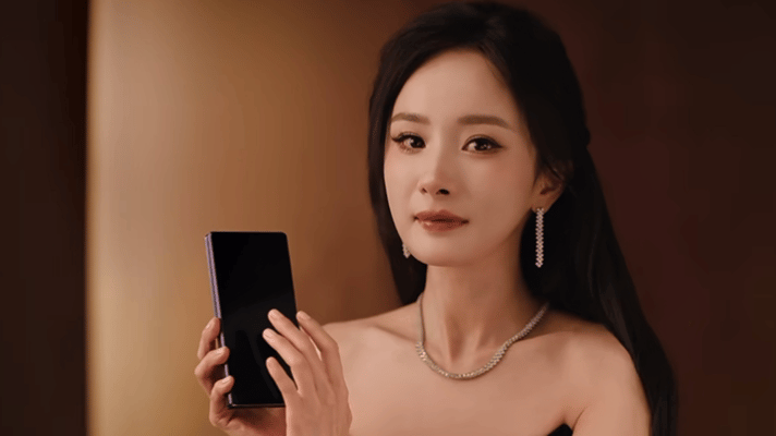 杨幂体验华为全新三折叠 看杨幂的非凡大师开箱片段，很容易被她的状态打动。眉眼舒展