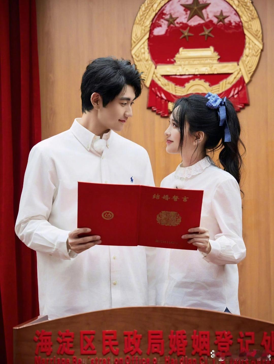 金莎孙丞潇领证金莎发博晒和孙丞潇领证合照，官宣领证。 