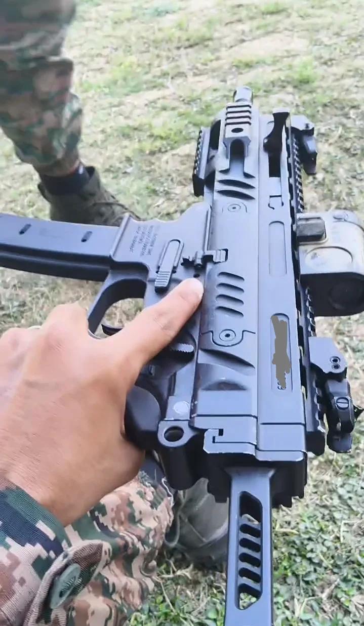 印度伞兵与国产SSSD G72冲锋枪
3S是私营公司，造的轻武器看着节现代感十足