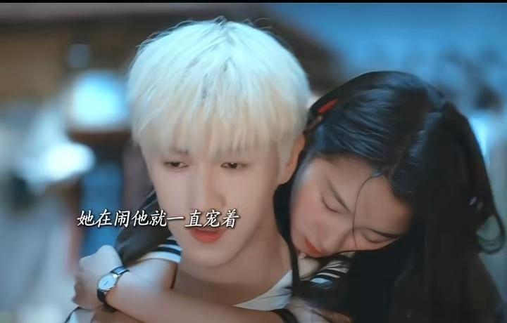 李昀锐你来了她就不用流浪了李昀锐古早台偶护妻 夜色渐浓雨丝纷飞，邢武撑伞稳稳护在