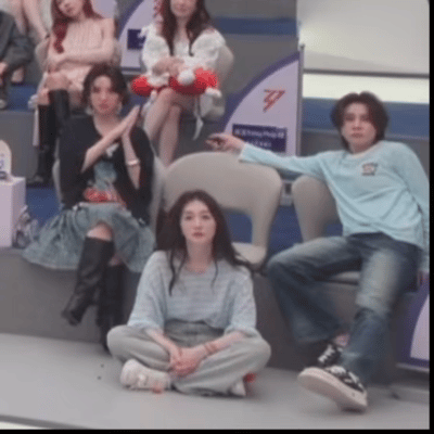 唐艺昕浪姐直播在台下跳起来了 夹缝中看见唐艺昕还在练乘风开播首夜，唐艺昕全程在观