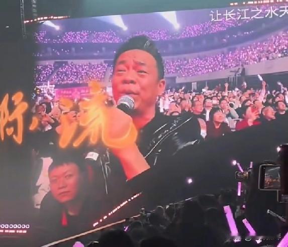 岳云鹏演唱会刚官宣时，很多人说岳云鹏这样的唱歌跑调，只会唱一首五环的都能开演唱会