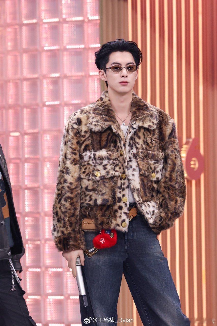 王鹤棣的手机也这么多未读信息    未读信息多很正常，但敢不贴防窥膜，棣棣是真的