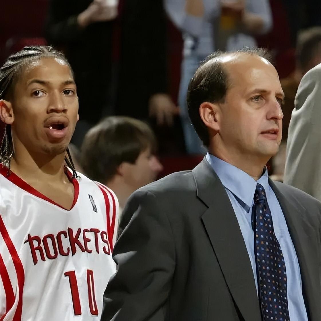 快船球迷喊话范甘迪：让你的学生下去！

这张图片来自于2004-05赛季，泰伦卢