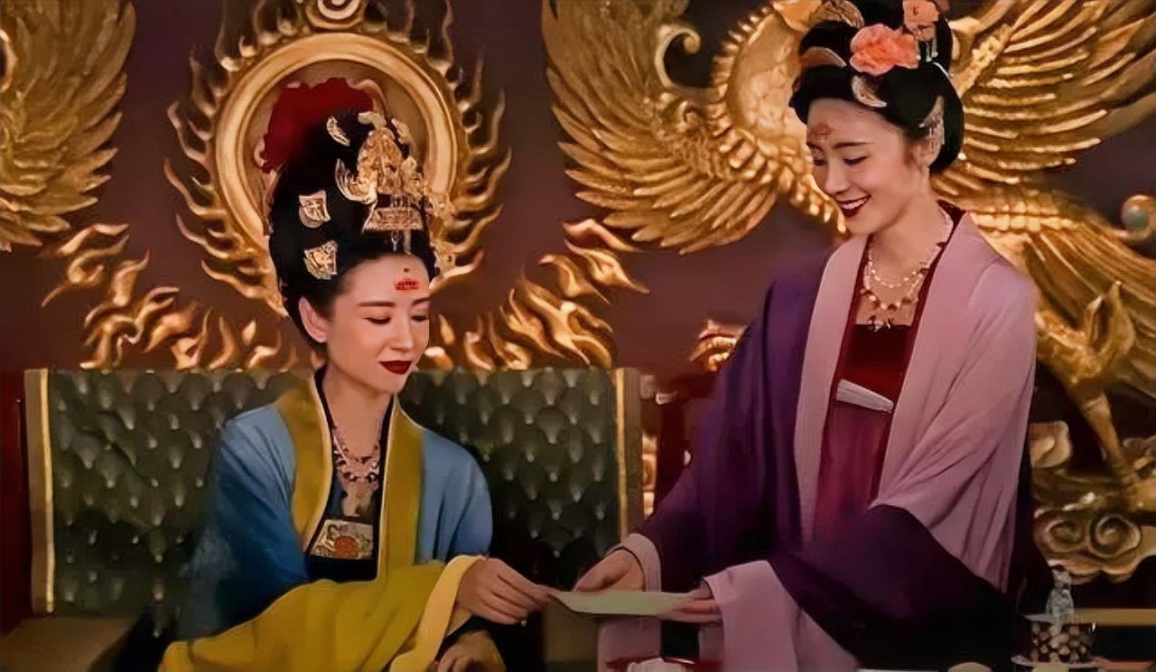 地铁上刷到这条的人，心里都憋着一句话：有些关系，看着是偷情，其实是求生。

《莫