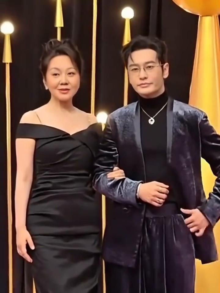 演员黄晓明、闫妮两人出席活动同台。
黄晓明47岁，闫妮53岁。