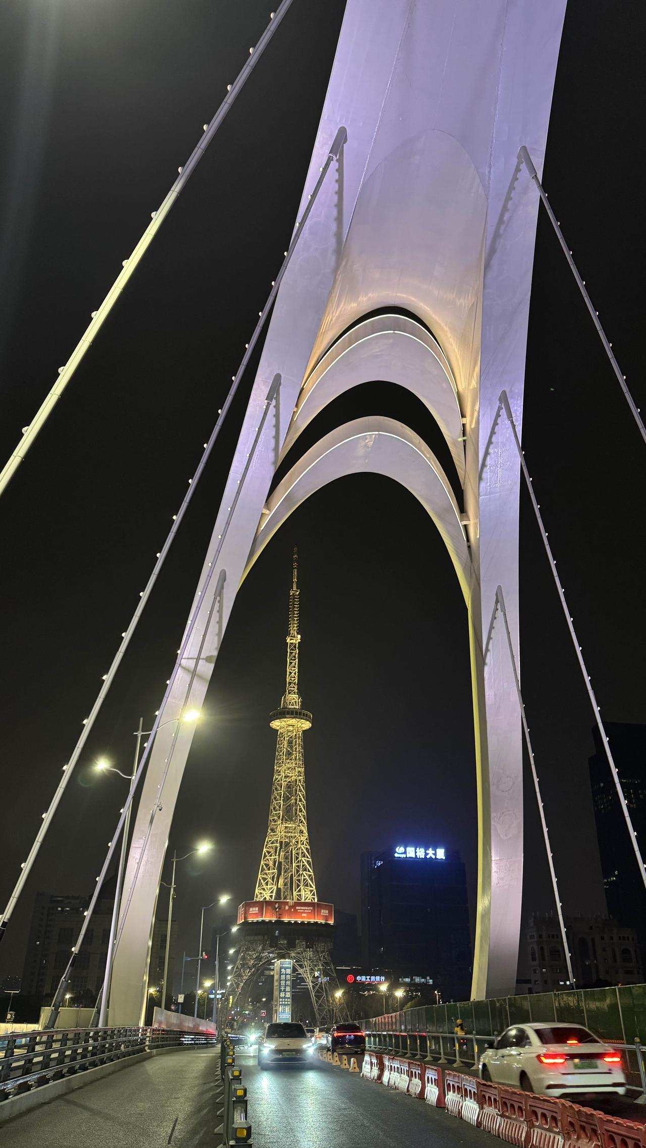 今日分享随手拍照片夜色下的长桥与东吴塔。暮霭浸凉姑苏，长桥横卧大运河面，东吴塔在