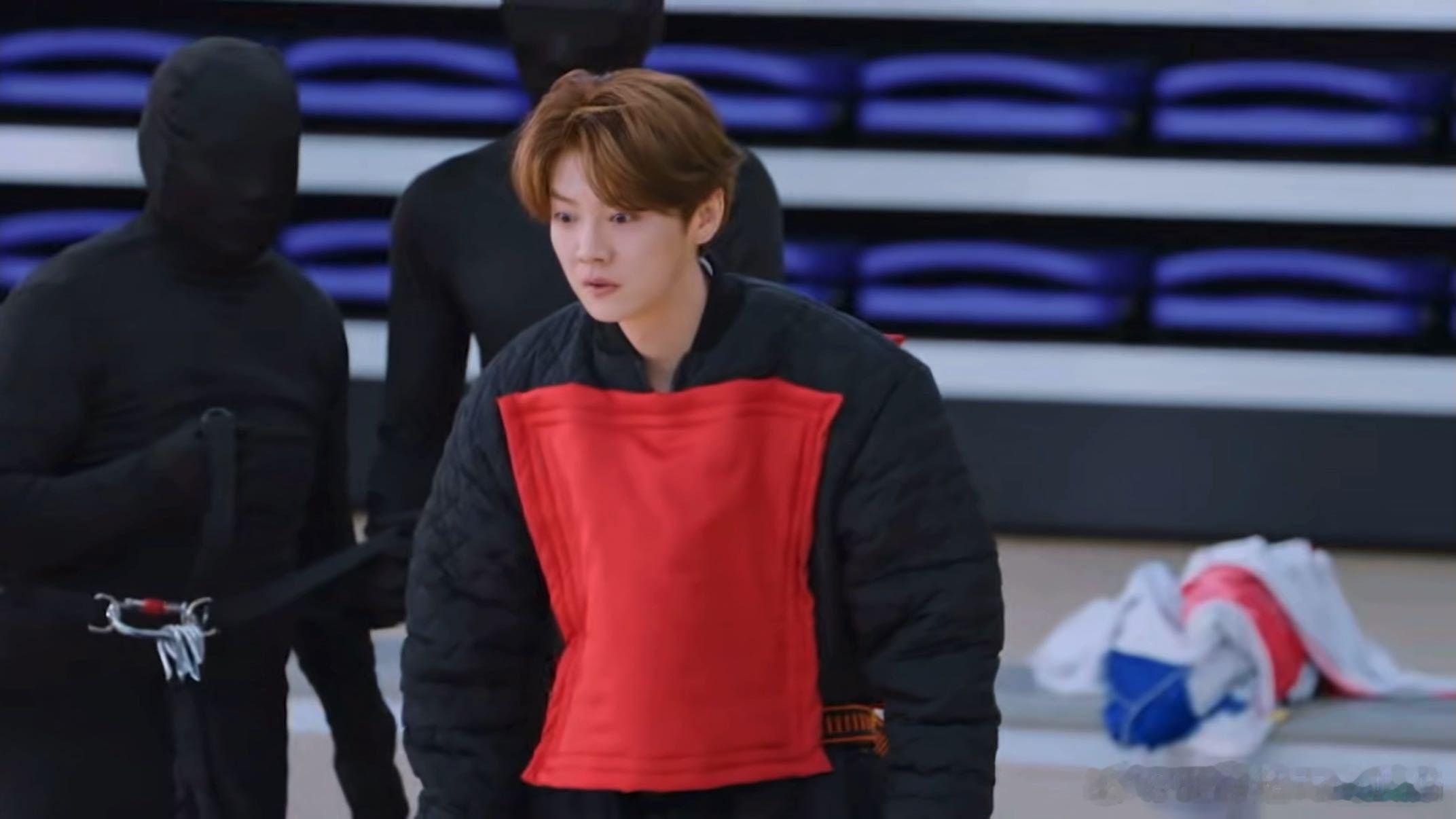 鹿晗看到高瀚宇跪下的反应高瀚宇给鹿晗跪下送衣服哈哈哈哈哈 鹿晗：比赛开始！高瀚宇