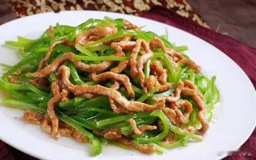 青椒炒肉：10块钱炒出“妈妈的味道”，下饭神器青椒炒肉是家家户户都爱吃的家常菜，