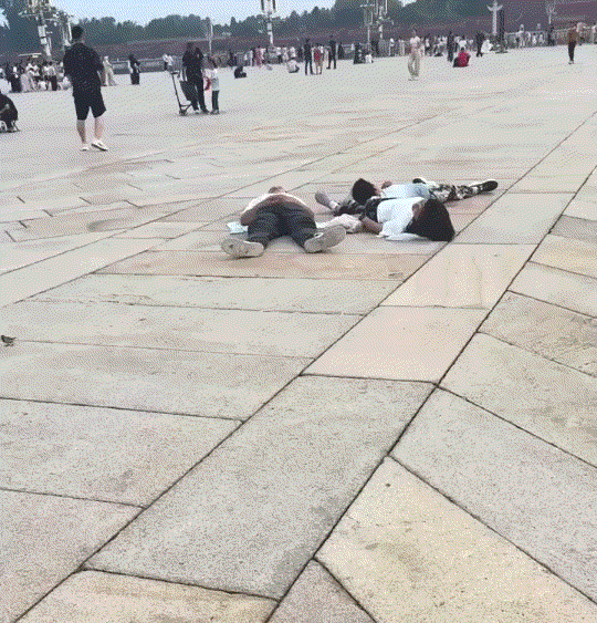 笑不活了！一家人前往天安门排队等看升国旗，不料正在进行升旗仪式时，一家人却犯困直