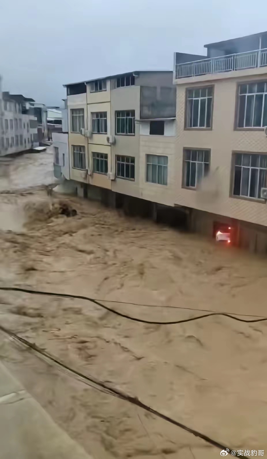 突然发现南方楼房的重要性了，在下大雨的时候可以救很多人的命，像广西，这次台风带来