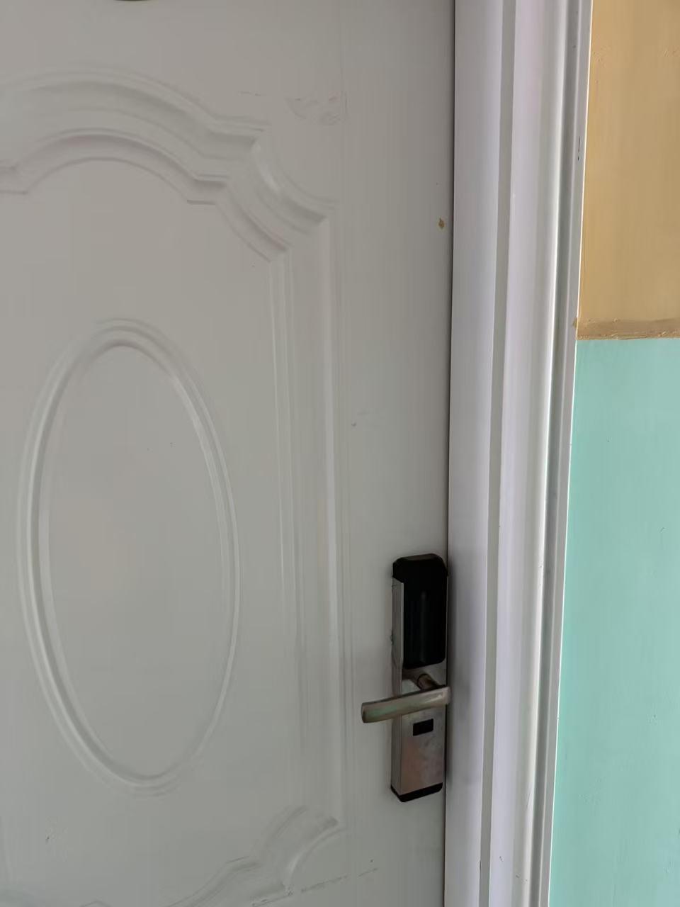 我外甥刚刚从老家过来找我，我没有在家，就让他自己去我的住处，直接开门进去。

