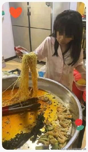 “女儿成全家最盼卖不完的人”？长沙女孩蹲摊前啃兰花干的视频爆火，如今摊前排队两小
