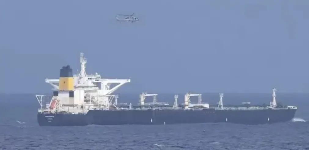 一面手绘俄旗逼停美军！被追10天的油轮，凭什么逆袭？
 
可怜的贝拉一号油轮
被