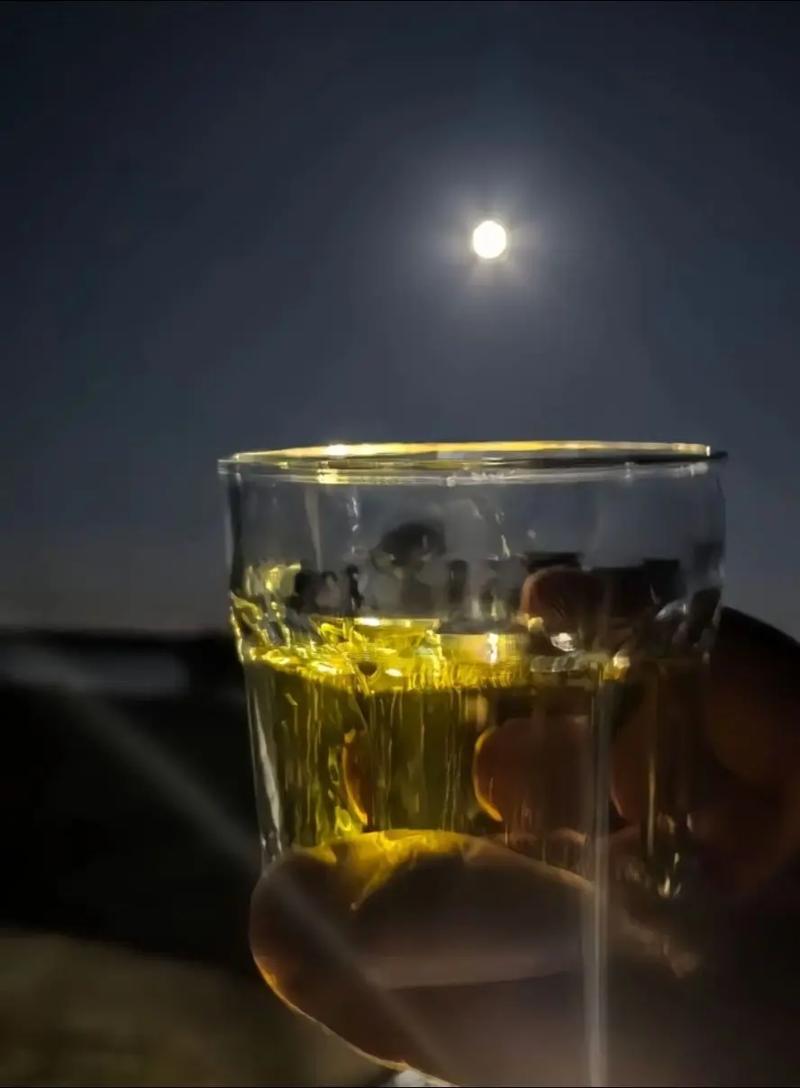 下联：半斤老白干。