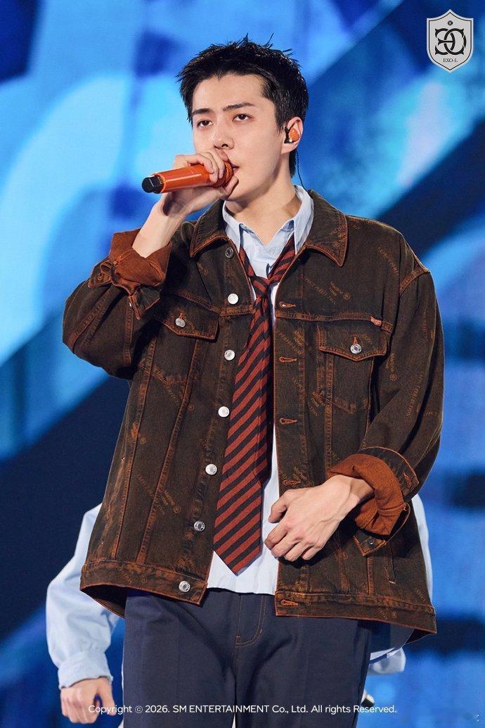 EXO演唱会官方图 EXO演唱会官方图，哥几个状态超级好啊！EXO演唱会出图