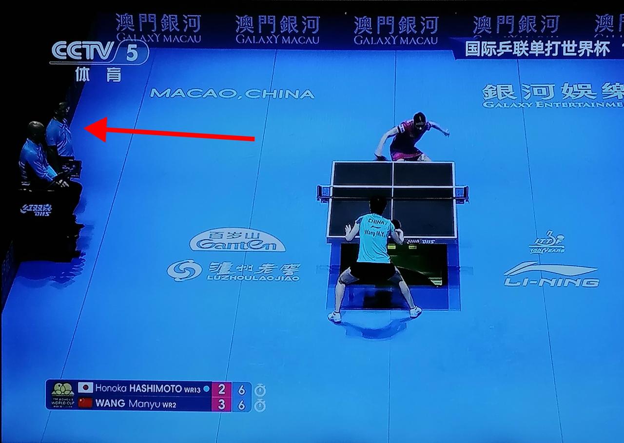 乒乓球赛场上为啥出现了第三名裁判？
     在今晚进行的国际乒联单打世界杯的一
