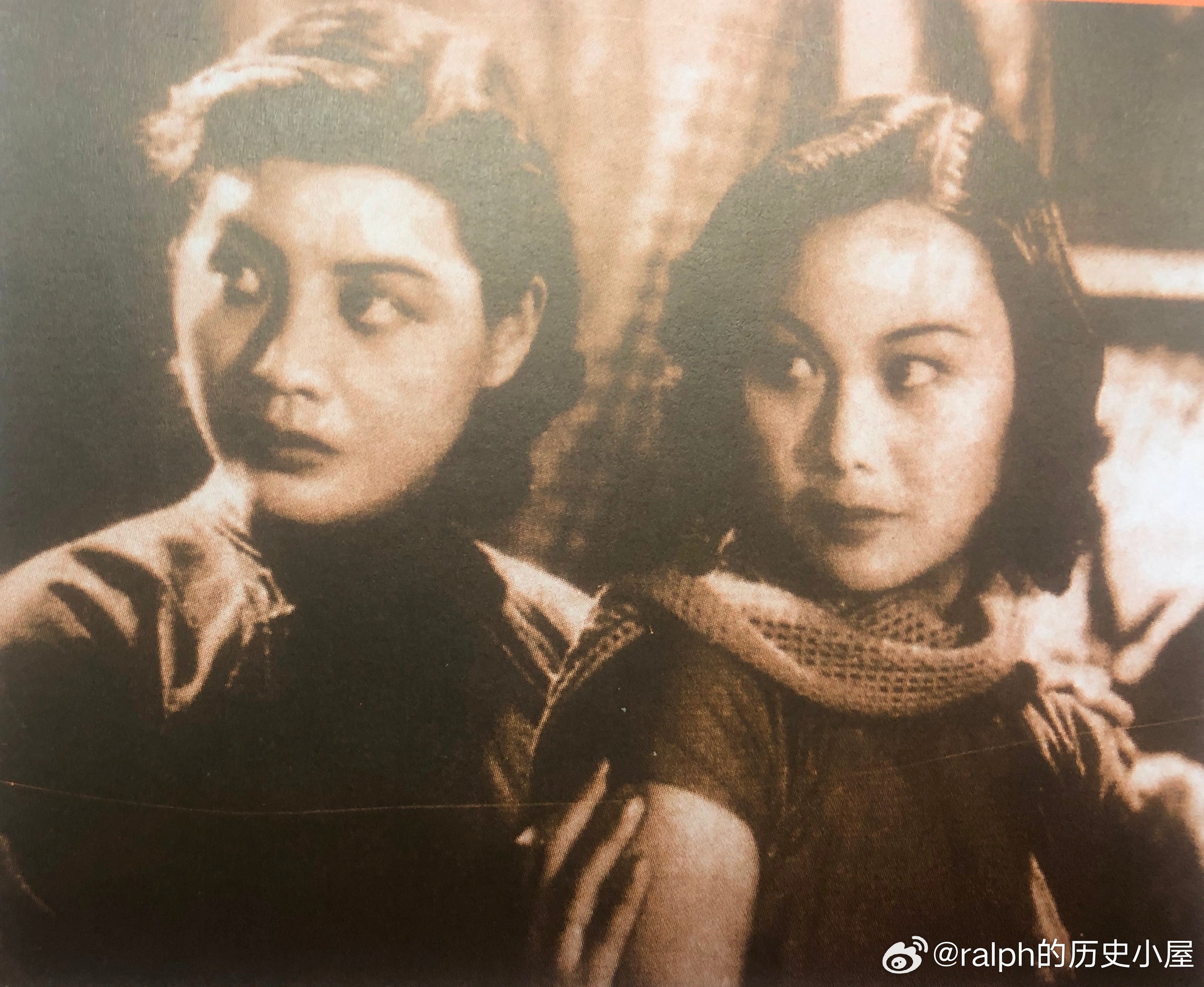 1937年电影《十字街头》中的房东太太（左，英茵饰演）和杨芝瑛（白杨饰演）。英茵