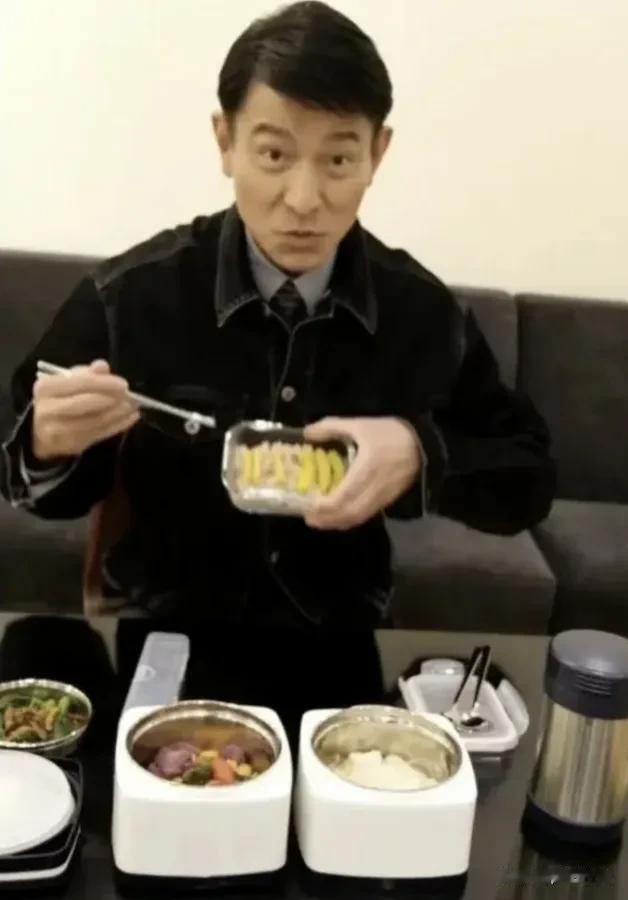 刘德华之所以状态这么好，取得这么高的成就，40年长盛不衰，是因为刘德华平时超级自